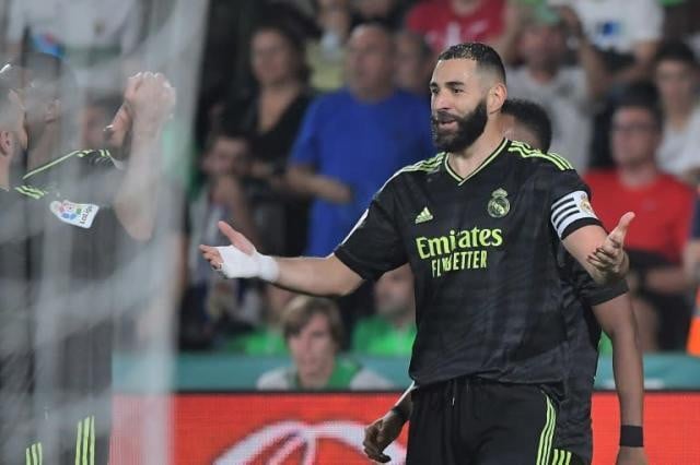 Photo of Benzema on target as Real Madrid crush Elche