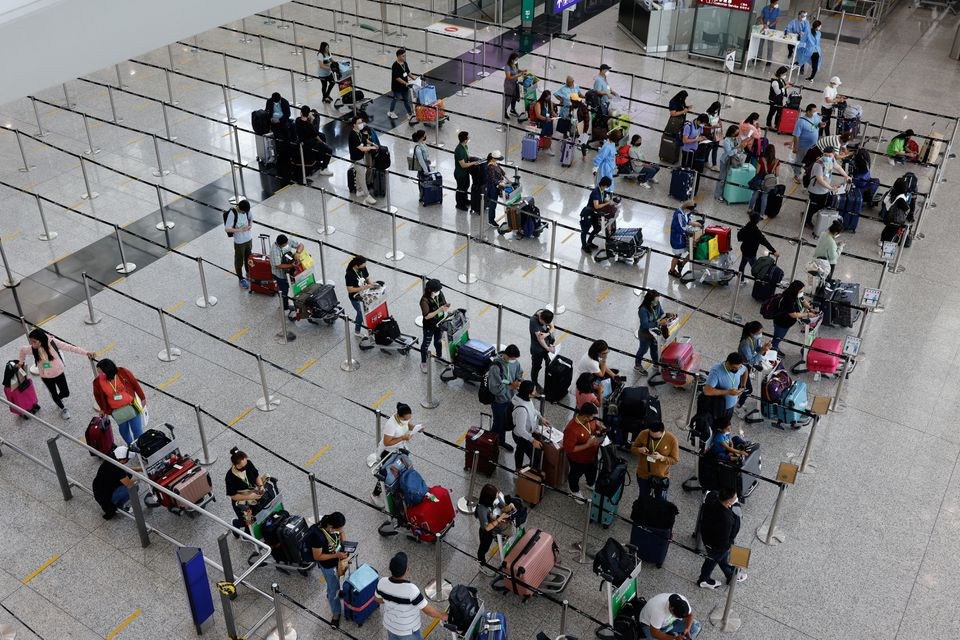 travellers queue up for shuttle bus to quarantine hotels at the hong kong international airport amid the coronavirus disease covid 19 pandemic in hong kong china august 1 2022 reuters tyrone siu