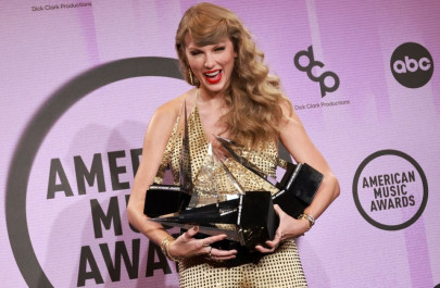 taylor swift wins top trophy at american music awards 2022 taylor swift wins top trophy at american music awards 2022
