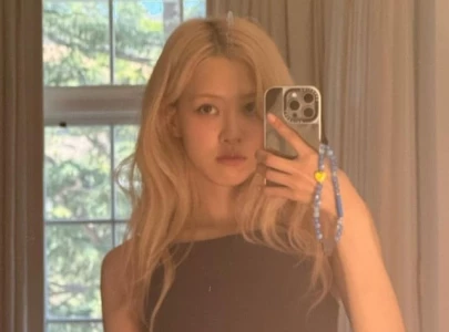 blackpink s ros reveals finsta account for fans after signing with atlantic records