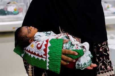 women stranded in floods take risky trips to give birth