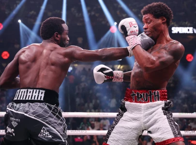 crawford stops spence in ninth round