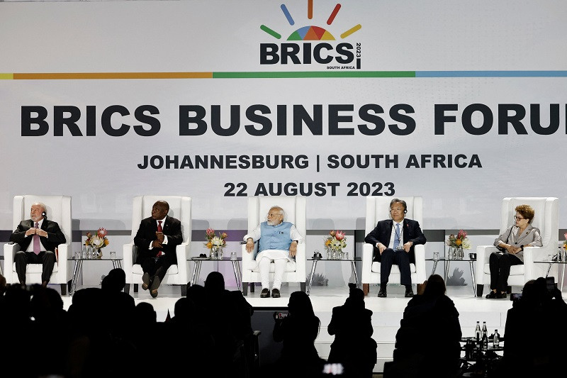 from l to r president of brazil luiz inacio lula da silva south african president cyril ramaphosa prime minister of india narendra modi and china s minister of commerce wang wentao attend the 2023 brics summit at the sandton convention centre in johannesburg on august 22 2023 photo afp