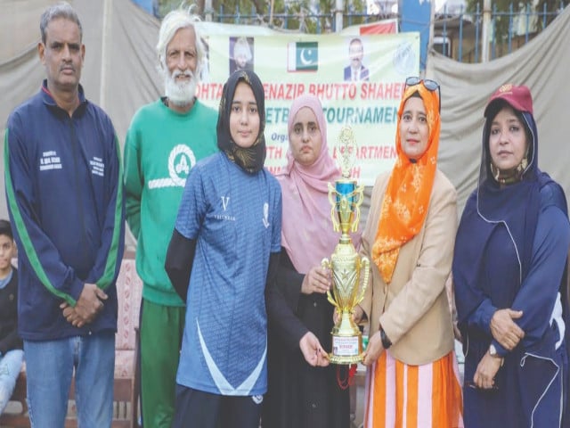 winning captain of bahria college receives the benazir bhutto shaheed ssb cup trophy from dpe and kba vice president nusrat afzal photo app