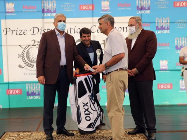 gen qamar awarding prize to a player photo ispr