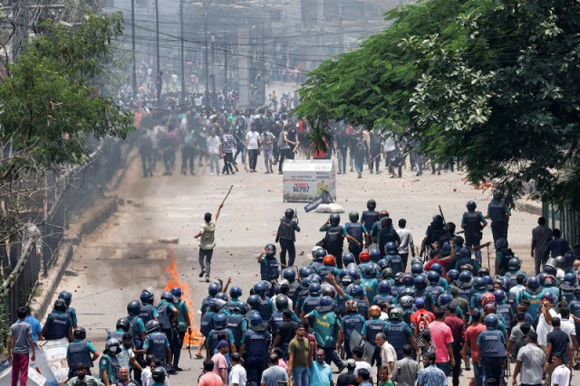 anti quota supporters clash with police and awami league supporters at the rampura area in dhaka bangladesh july 18 2024 photo reuters anti quota supporters clash with police and awami league supporters at the rampura area in dhaka bangladesh july 18 2024 photo reuters