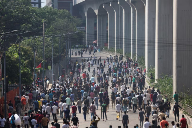 protesters clash with police and the pro government supporters at the bangla motor area in dhaka bangladesh on august 4 2024 photo reuters protesters clash with police and the pro government supporters at the bangla motor area in dhaka bangladesh on august 4 2024 photo reuters