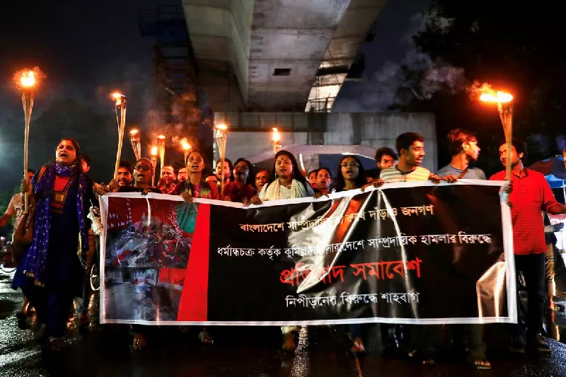 bangladeshi activists join in a torch procession demanding justice for the violence against hindu communities during durga puja festival in dhaka bangladesh october 18 2021 photo reuters bangladeshi activists join in a torch procession demanding justice for the violence against hindu communities during durga puja festival in dhaka bangladesh october 18 2021 photo reuters