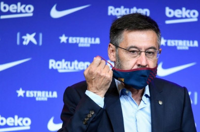 worst time to resign says under fire barca president