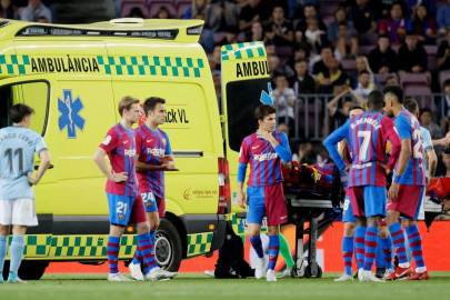 barcelona win overshadowed by araujo injury