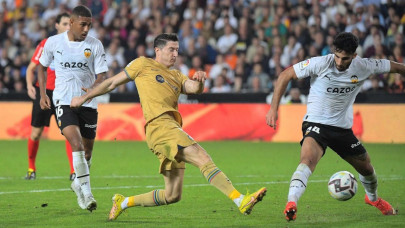 lewandowski snatches barca win at valencia lewandowski snatches barca win at valencia