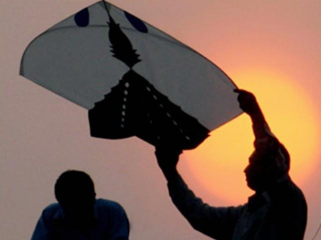 flyers flout ban as kites take over pindi skies flyers flout ban as kites take over pindi skies