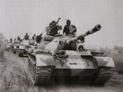 crowds throng old battlefield