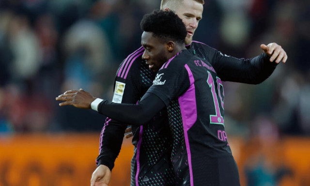 bayern s injury crisis worsens after davies hurts knee bayern s injury crisis worsens after davies hurts knee