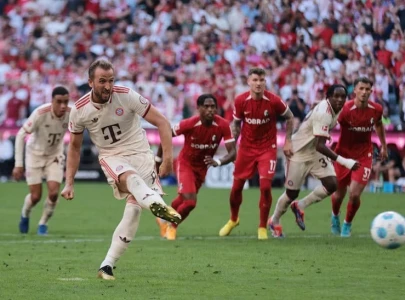 kane and muller lead bayern to 2 0 victory over freiburg