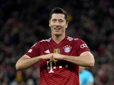 lewandowski hits hat trick in bayern triumph