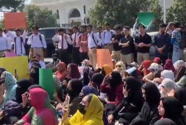 24 students arrested in lahore protests over alleged rape of college student