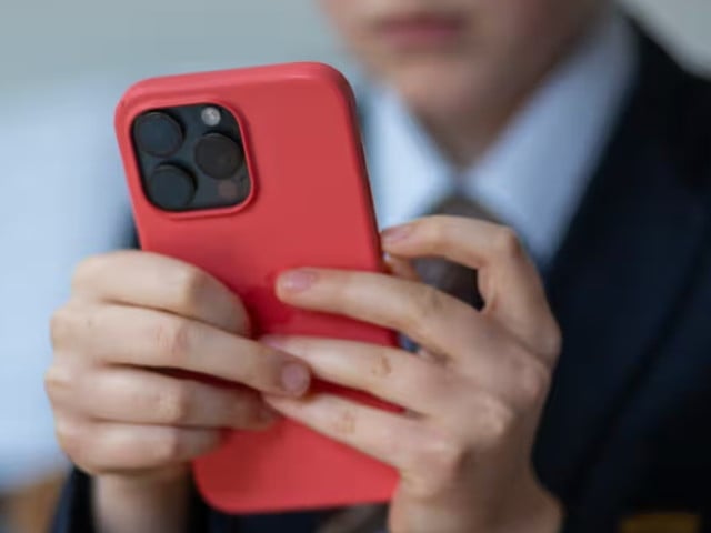 Australia to ban minors from social media use | The Express Tribune