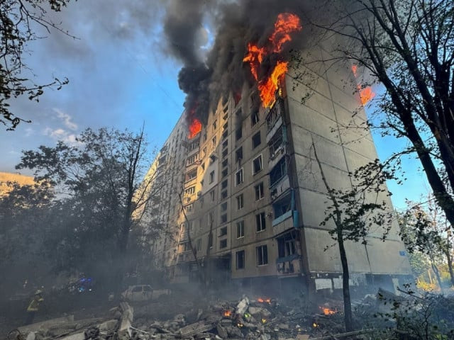 russian bomb strikes high rise in ukraine s kharkiv