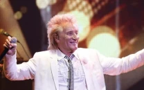 internet praises 80 year old rod stewart s performance at fireaid benefit concert