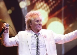 internet praises 80 year old rod stewart s performance at fireaid benefit concert