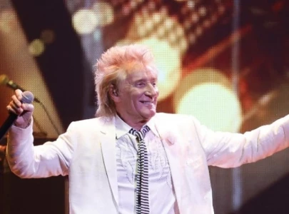 internet praises 80 year old rod stewart s performance at fireaid benefit concert