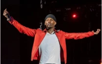 playboi carti gifts yvl chain to kai cenat and dabo during rolling loud performance