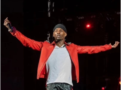 playboi carti gifts yvl chain to kai cenat and dabo during rolling loud performance