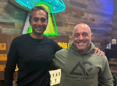fans react to joe rogan s height after photo with chamath palihapitiya he s about 5 5 with shoes