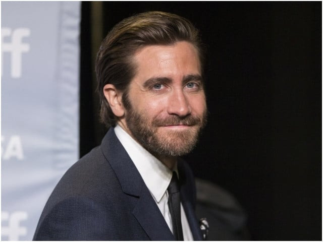 jake gyllenhaal says being legally blind has its advantages for his acting career