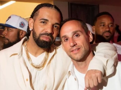 drake appears drained at michael rubin s white party fans react