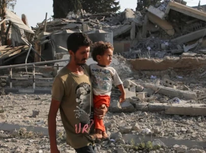 israel storms gaza city area forces palestinians to go south