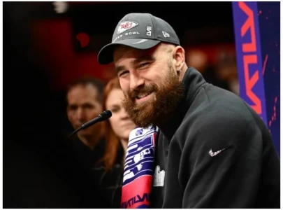 travis kelce laughs off boos in dallas embraces role as taylor swift s boyfriend