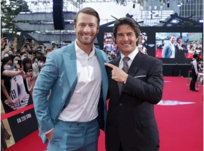 tom cruise startles glen powell with helicopter crash prank