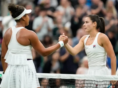 emma navarro dominates naomi osaka to advance at wimbledon