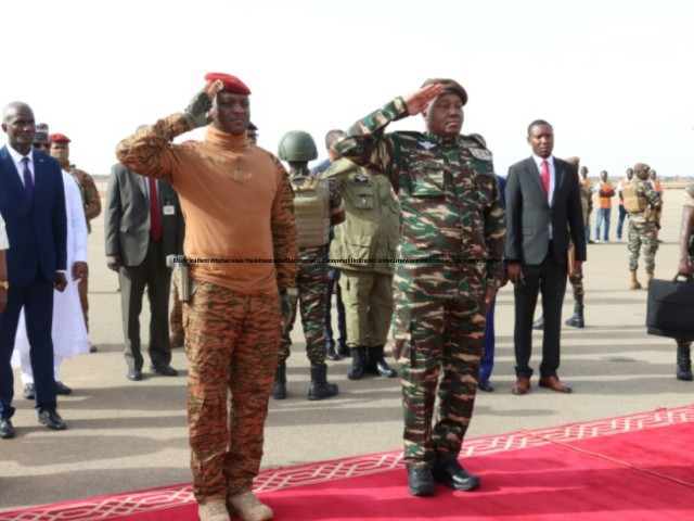 niger s general abdourahamane tiani r with burkinabe counterpart captain ibrahim traore in niamey photo afp