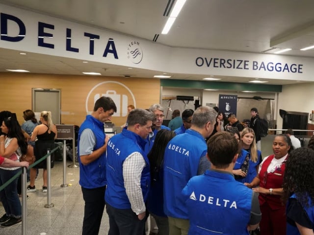 delta employees show up to help out as people wait to retrieve their luggage after long delays following cyber outages affecting airlines at hartsfield jackson atlanta international airport in atlanta georgia us july 22 2024 photo reuters