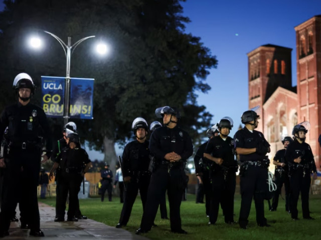 law enforcement officers take position before entering the pro palestinian protest encampment at the university of california los angeles ucla as the conflict between israel and the palestinian islamist group hamas continues in los angeles california u s may 1 2024 photo reuters