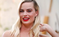 margot robbie to star in tim burton s attack of the 50 foot woman reboot