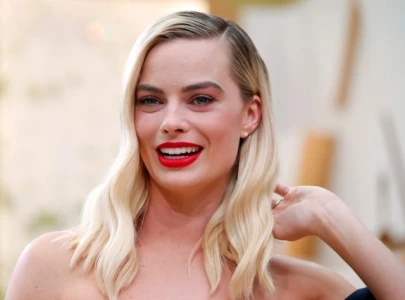 netflix loses margot robbie s wuthering heights to warner bros despite 150 million offer