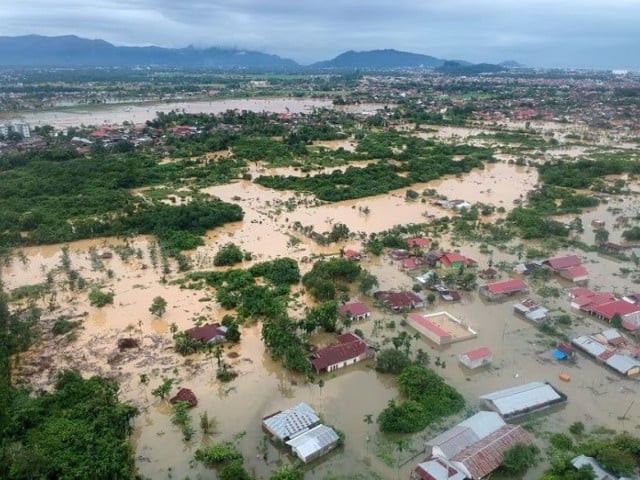 indonesia floods landslides kill 28 four missing