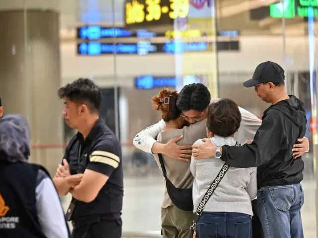 passenger who was on board the flight sq321 from london arrives at changi airport in singapore may 22 2024 sph the straits times ariffin jamar photo via reuters passenger who was on board the flight sq321 from london arrives at changi airport in singapore may 22 2024 sph the straits times ariffin jamar photo via reuters