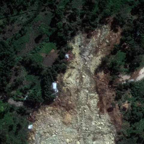 papua new guinea orders thousands to evacuate from path of active landslide papua new guinea orders thousands to evacuate from path of active landslide