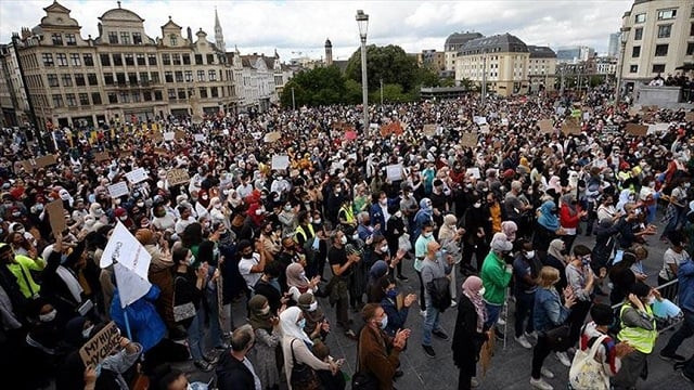 people gather at the mont des arts for a demonstration against the headscarf ban at a brussels college in brussels photo anadolu agency people gather at the mont des arts for a demonstration against the headscarf ban at a brussels college in brussels photo anadolu agency