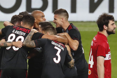 benfica and ferencvaros close in on playoff berths benfica and ferencvaros close in on playoff berths