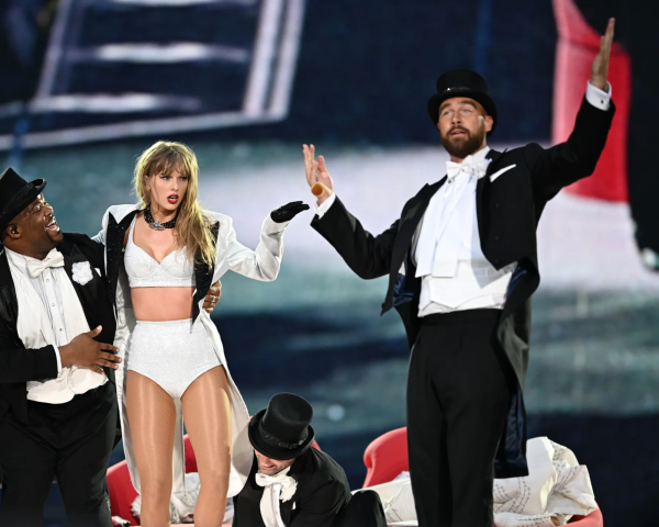 taylor swift shares love for travis kelce at children s hospital in kansas city