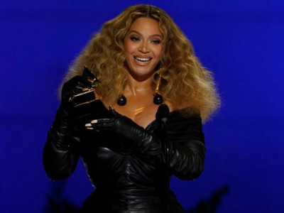 beyonc breaks record of winning most grammys by any artist