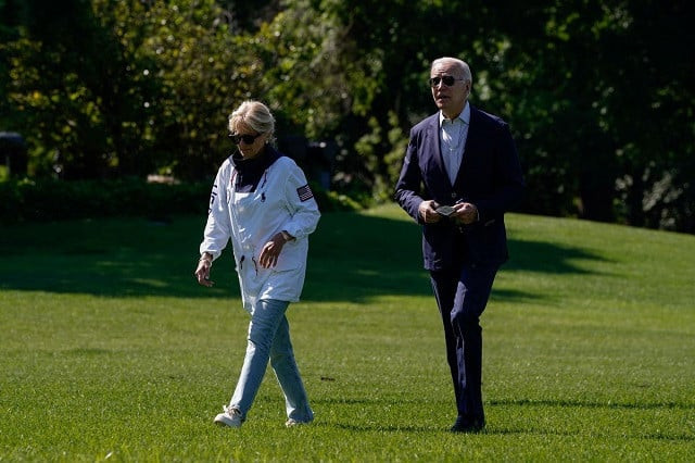 us president joe biden and first lady jill biden disembark from marine one as they return from rehoboth beach delaware on the south lawn at the white house in washington us june 5 2022 photo reuters