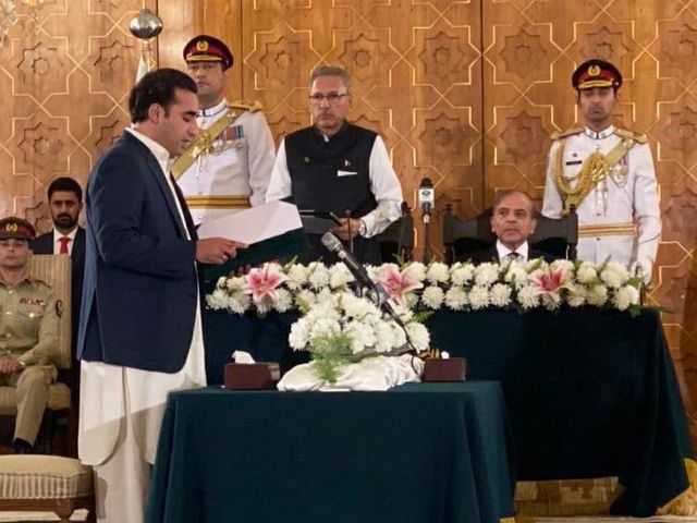 president dr arif alvi administered the oath of ppp chairperson bilawal bhutto zardari as the federal minister for foreign affairs on april 27 2022 photo twitter