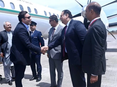 india pakistan in rare handshake moment india pakistan in rare handshake moment